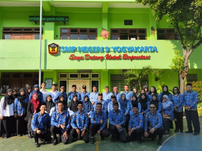 Dari Semangat Pancasila Menuju Generasi Berprestasi - Upacara Hari Lahir Pancasila SMPN 9 Yogyakarta
