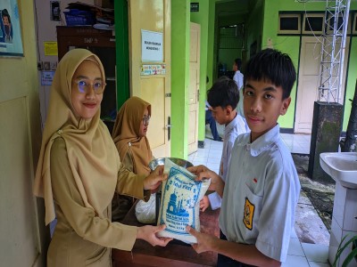 Zakat Fitrah Siswa-Siswi SMP Negeri 9 Yogyakarta Sebagai Wujud Kepedulian dan Kebersamaan
